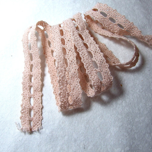 Krajka v barvě meruňkové, š. 2 cm