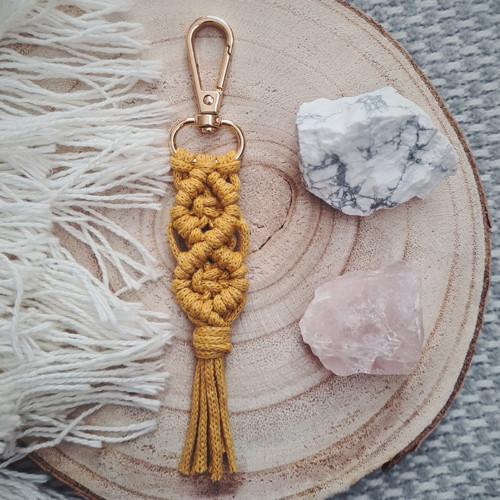Macramé klíčenka - hořčicová — foto 1