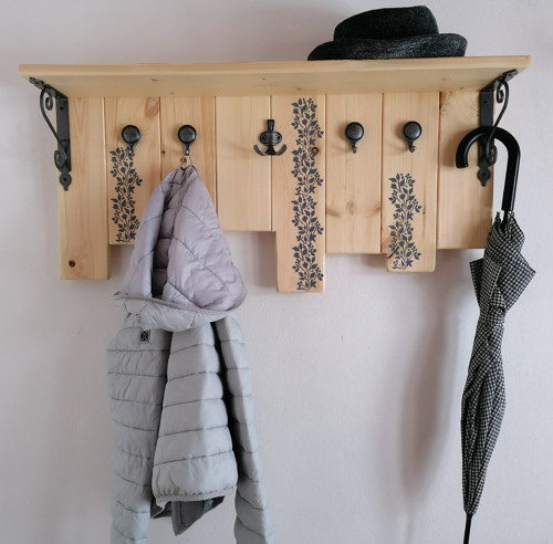 Vešiak - ornament šedý