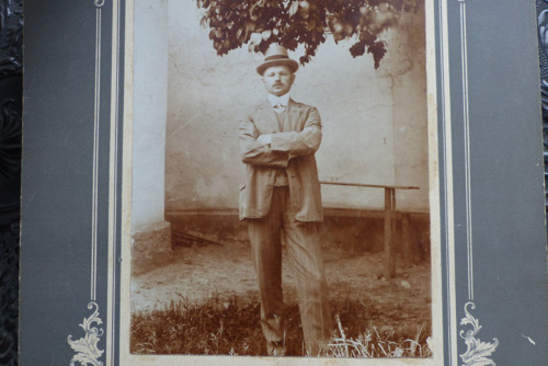 Před domem ...stará kabinetní fotografie