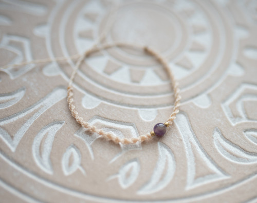 Macramé náramek s ametystem — foto 1