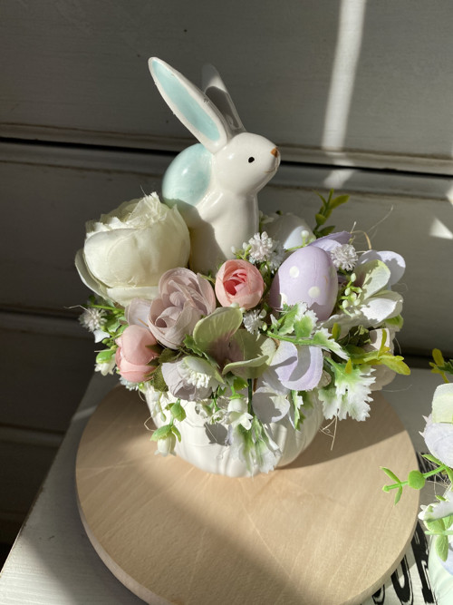 Králíček v bílém tulipánku — foto 1