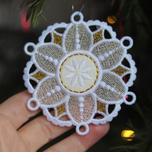 Ornament vánoční vločky (bílo-oříškovo-zlatá) II.
