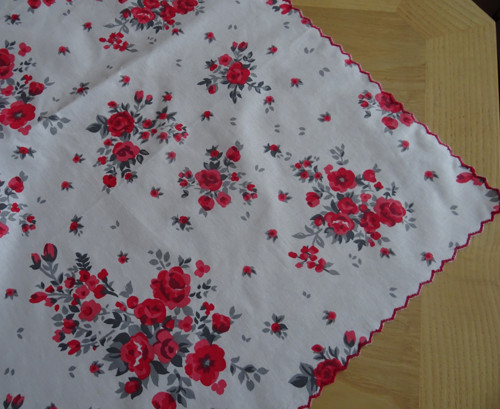 Ubrus středový-s červenými kytičkami- 75/75 cm