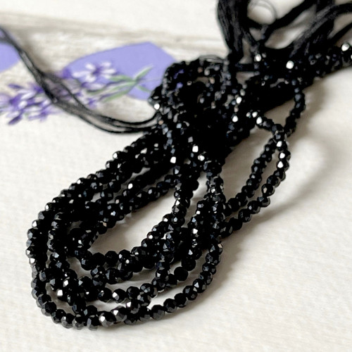 Spinel - korund korálky broušené / cca 2mm