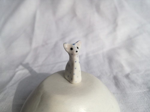 Mini kočka porcelánová puntikatá — foto 1