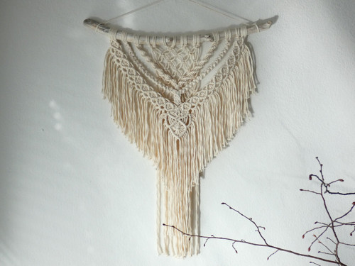 Závěsná macrame dekorace světle krémová — foto 1