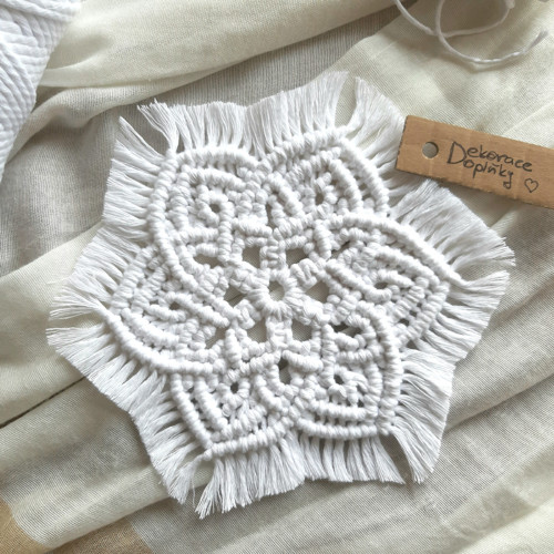 Prostírka macramé - bílý květ