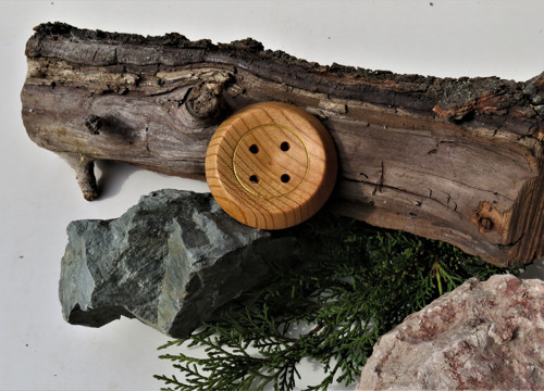 6. Zlacený knoflík pro štěstí – magnetka