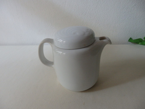Malá porcelánová konvička
