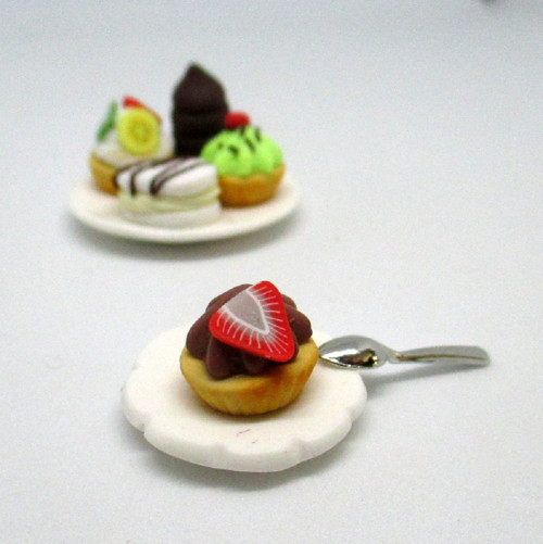 Miniatury pro panenky - košíček zákusek