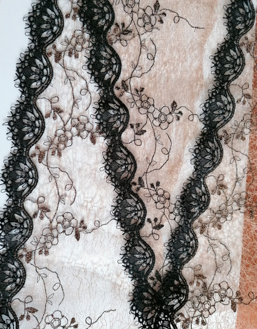 Krajka vyšitá na pavučince 13x100cm