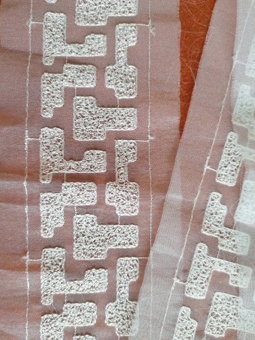 Vyšívaný tyl Geometrie 8x150cm
