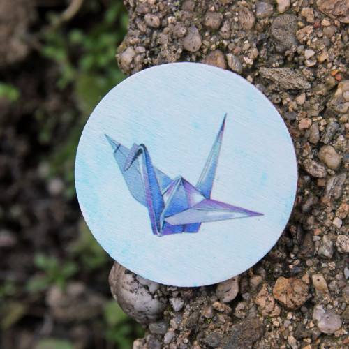 Origami jeřáb, dřevěná brož — foto 1