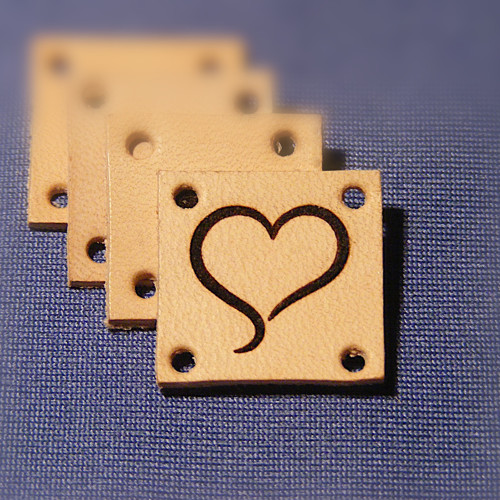 Kožený štítek 2x2 cm,gravírovaný - přírodní
