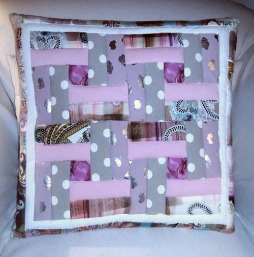 Růžovobílý polštář se stříbrnými obláčky
