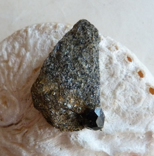 Granát - almandin - ve svoru - 4,7 cm