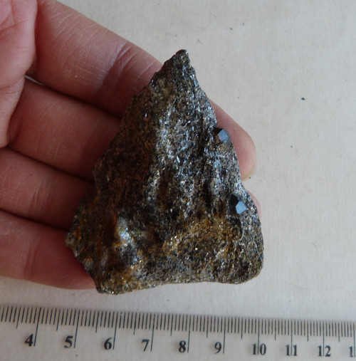Granát - almandin - ve svoru - 5,8 cm