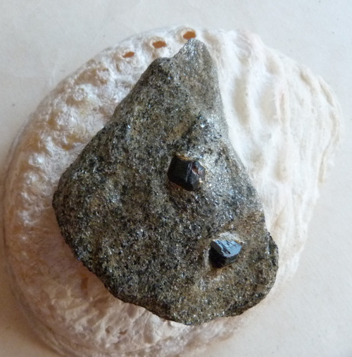 Granát - almandin - ve svoru - 6,5 cm