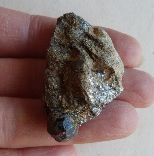 Granát - almandin - ve svoru - 4,7 cm