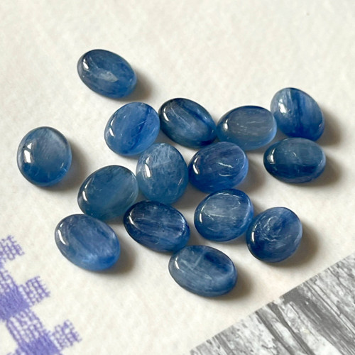 Kyanit kabošon ovál 8,5x6,5 mm / MVO-D01-00001