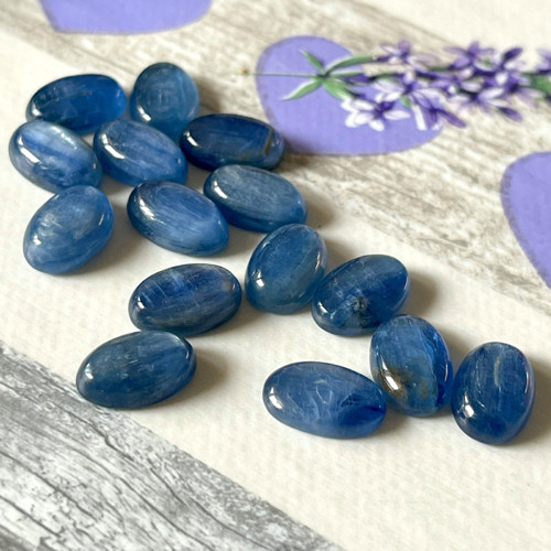 Kyanit kabošon ovál 12x8 mm / MVO-D01-00002