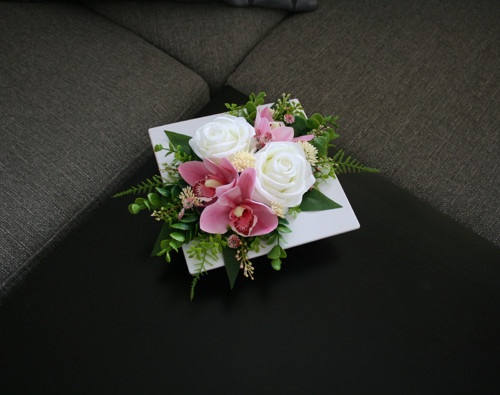 Ikebana s růžemi a orchidejemi — foto 1