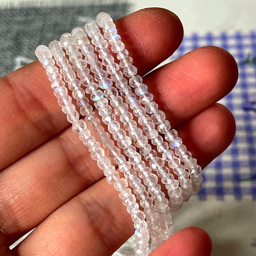 AAA Mesačný kameň brúsený korálky / cca 4mm
