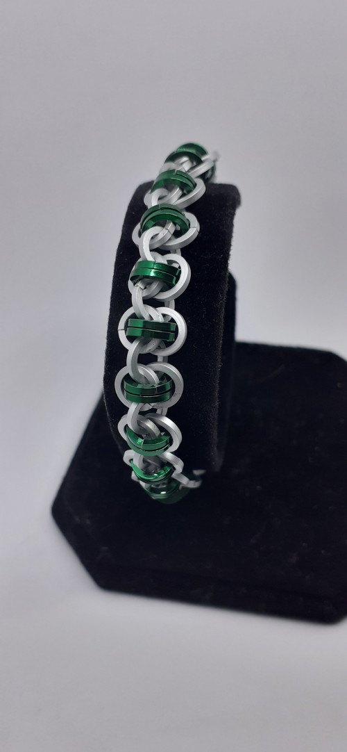 Náramek chainmaille zeleno - stříbrný mat