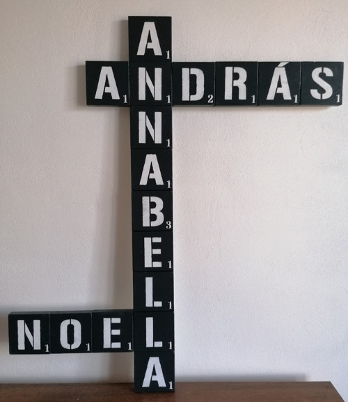 Scrabble - drevené písmenká na stenu, čierno-biele