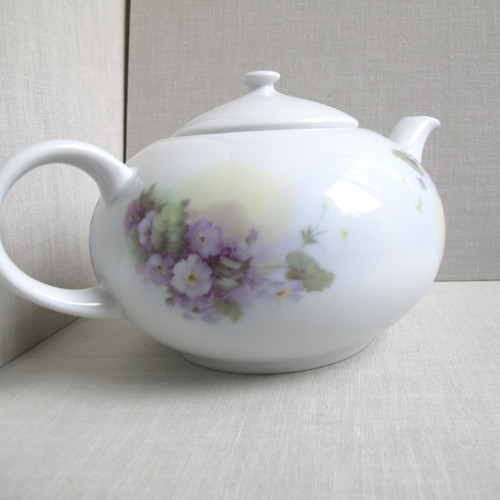 Porcelánová konvice fialky — foto 1