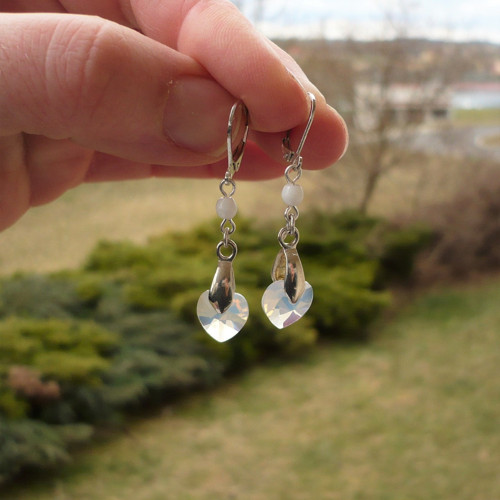 Mléčně bílé Swarovski srdce - náušnice