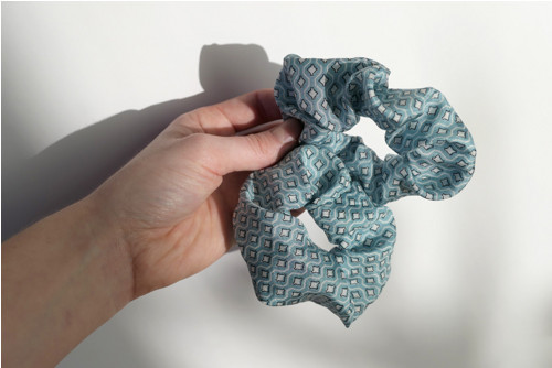 Modrá gumička scrunchie - 100% hedvábí — foto 1