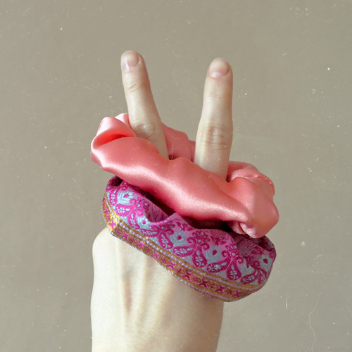 Lososově růžová gumička scrunchie — foto 1