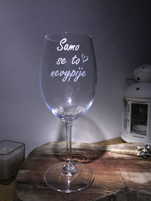 Pískovaná sklenička "samo se to nevypije"