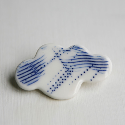 Oblak vánkem nesený (porcelánová brož) — foto 1