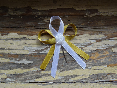 Vývazek atlasový s růžičkou - zlatá 128 / bílá