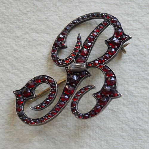 Granátová brož — foto 1