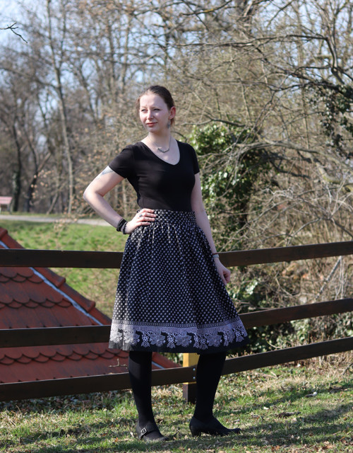 Folklórní sukně černá — foto 1