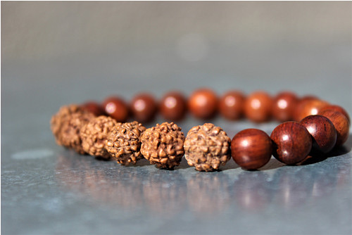 S duší přírody.. Rudraksha & Dřevo. Náramek.