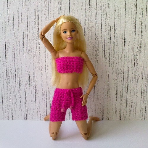 Oblečky pro Barbie - top, kraťasy — foto 1