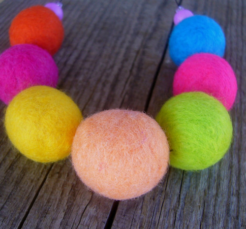 Plstěné pastel/neon korále — foto 1
