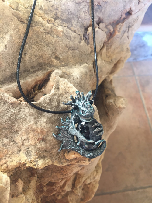 Dračí amulet s přírodním larvikitem — foto 1