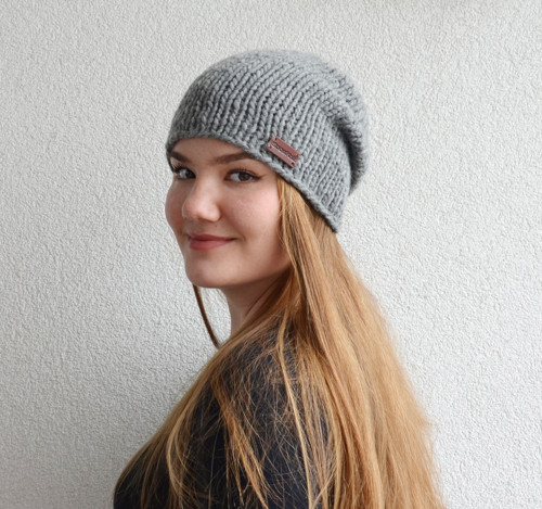 Rustikální pletená čepička, šedá vlna — foto 1