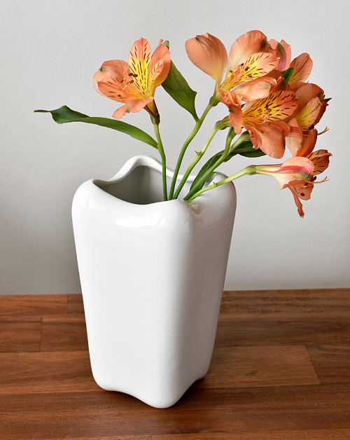 Bílá porcelánová váza — foto 1