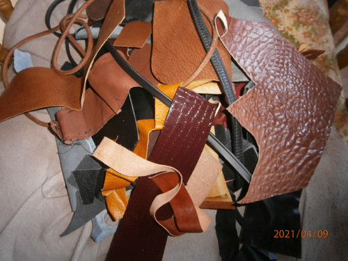 ODŘEZKY KŮŽE 1 — foto 1