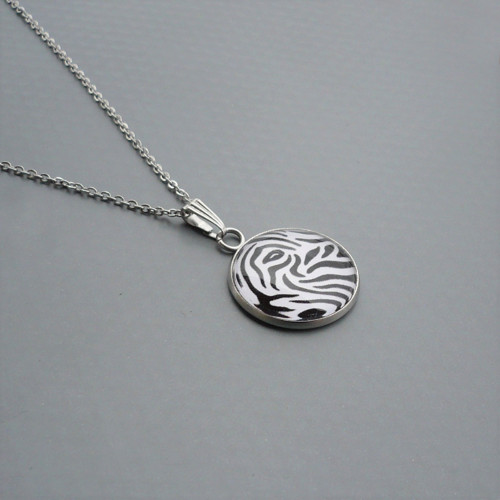 Zebra - kulatý přívěsek na nerez řetízku
