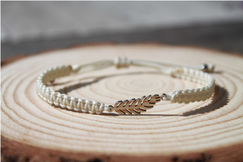 Macramé náramek pírko — foto 1