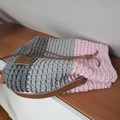 Háčkovaná stahovací kabelka šedorůžová