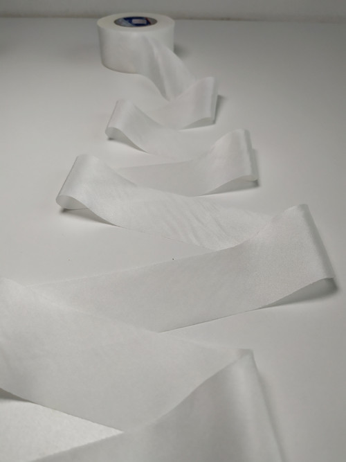Stuha z jemného hedvábí - Bílá, 4 cm